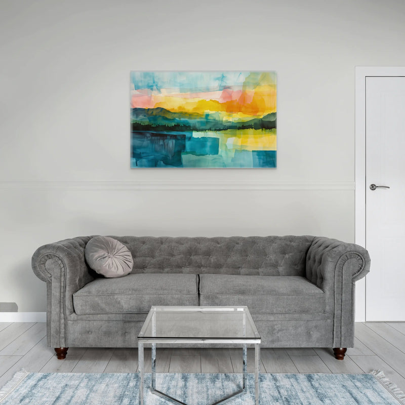 Paysage abstrait à l'aquarelle turquoise et jaune dans un salon gris capitonné