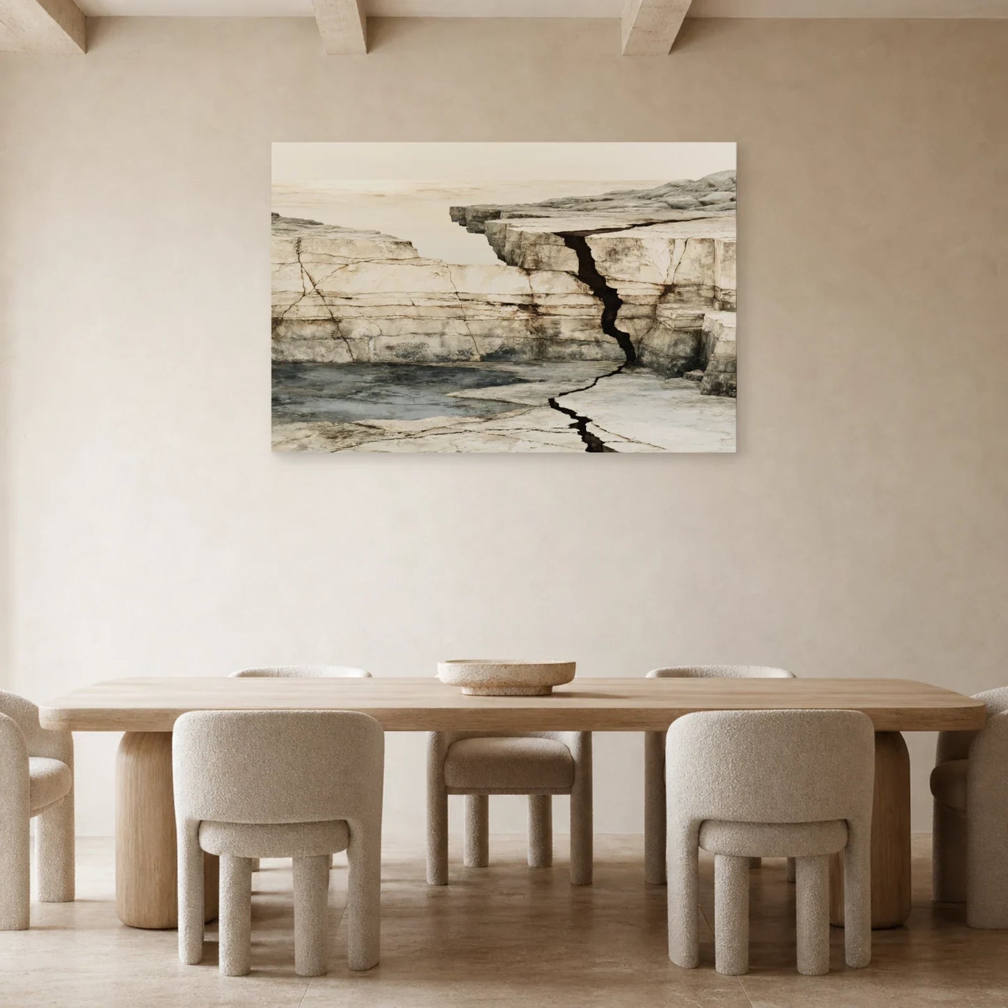 Grand tableau horizontal beige exposé dans une salle à manger