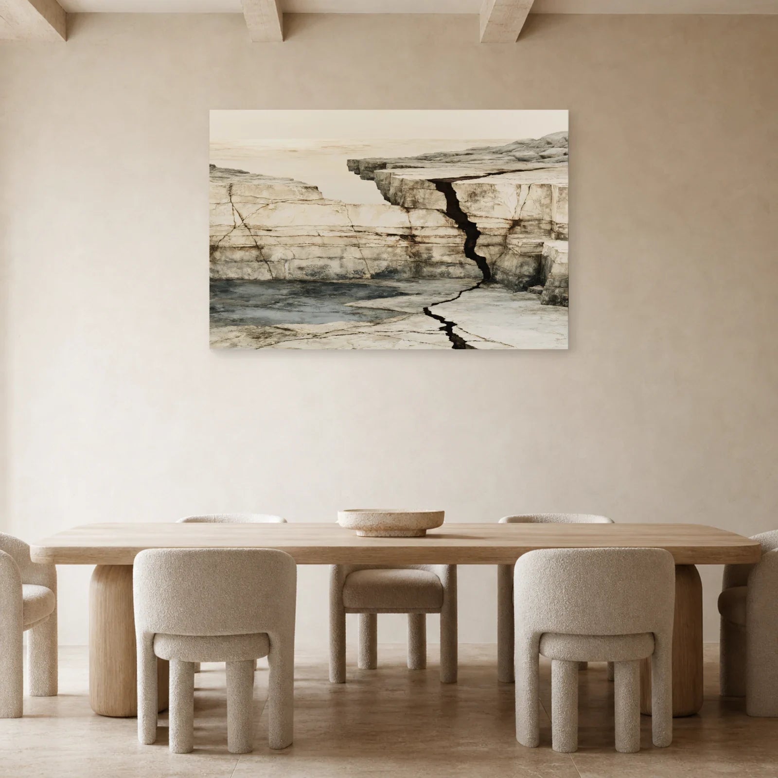 Grand tableau horizontal beige exposé dans une salle à manger