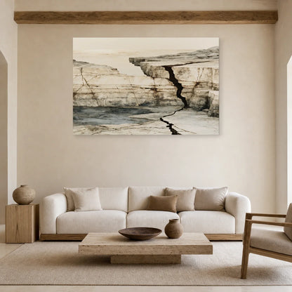 Grand tableau beige aux strates rocheuses présenté dans un salon