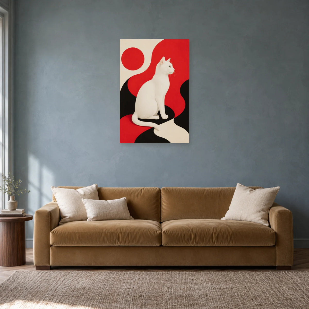 Affiche Chat blanc – Équilibre rouge dans un salon - Art Virtuoso