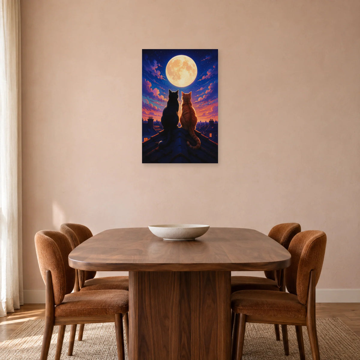 Affiche Deux chats sous la lune – Toits nocturnes dans une salle à manger - Art Virtuoso