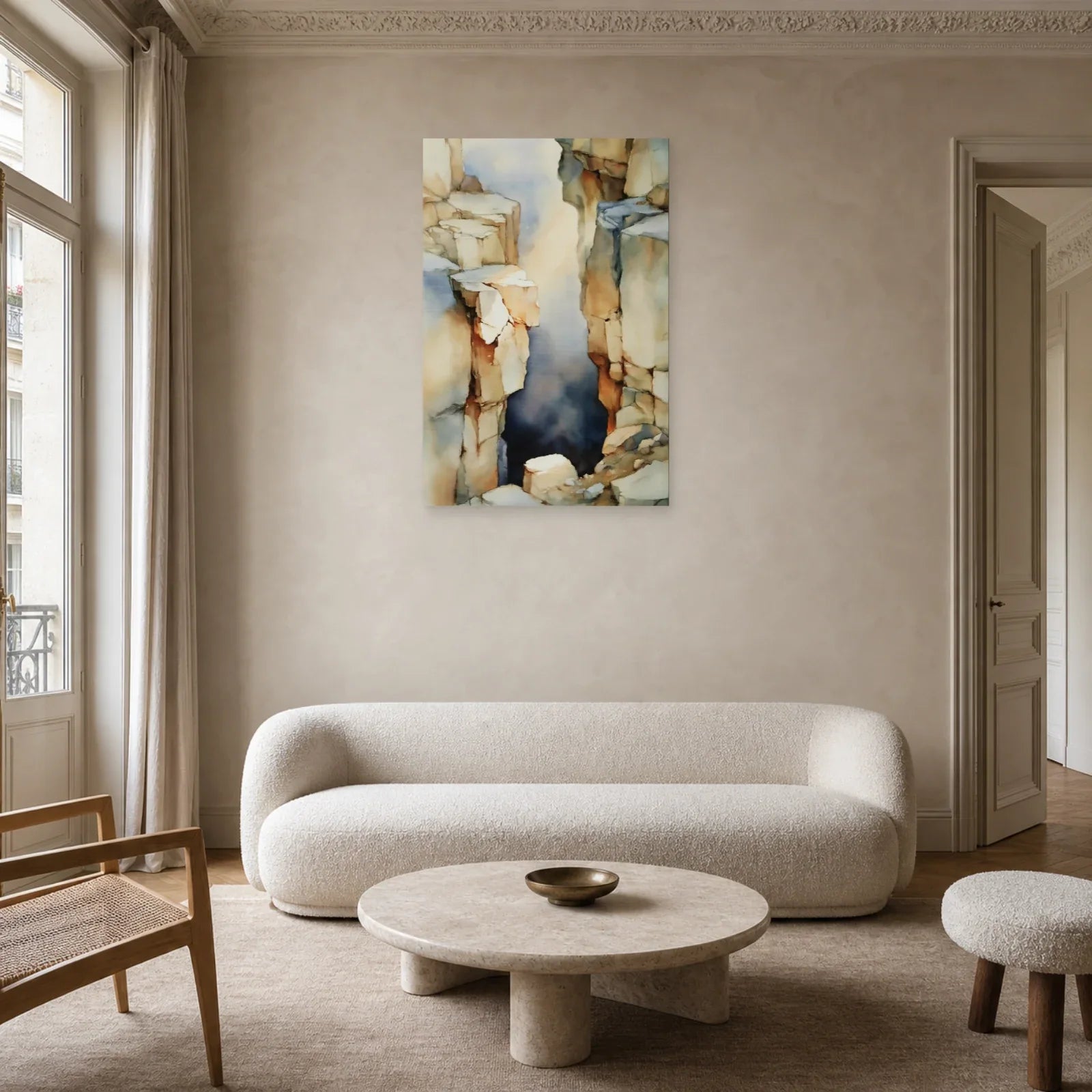 tableau abstrait géologique beige taupe présenté dans un salon