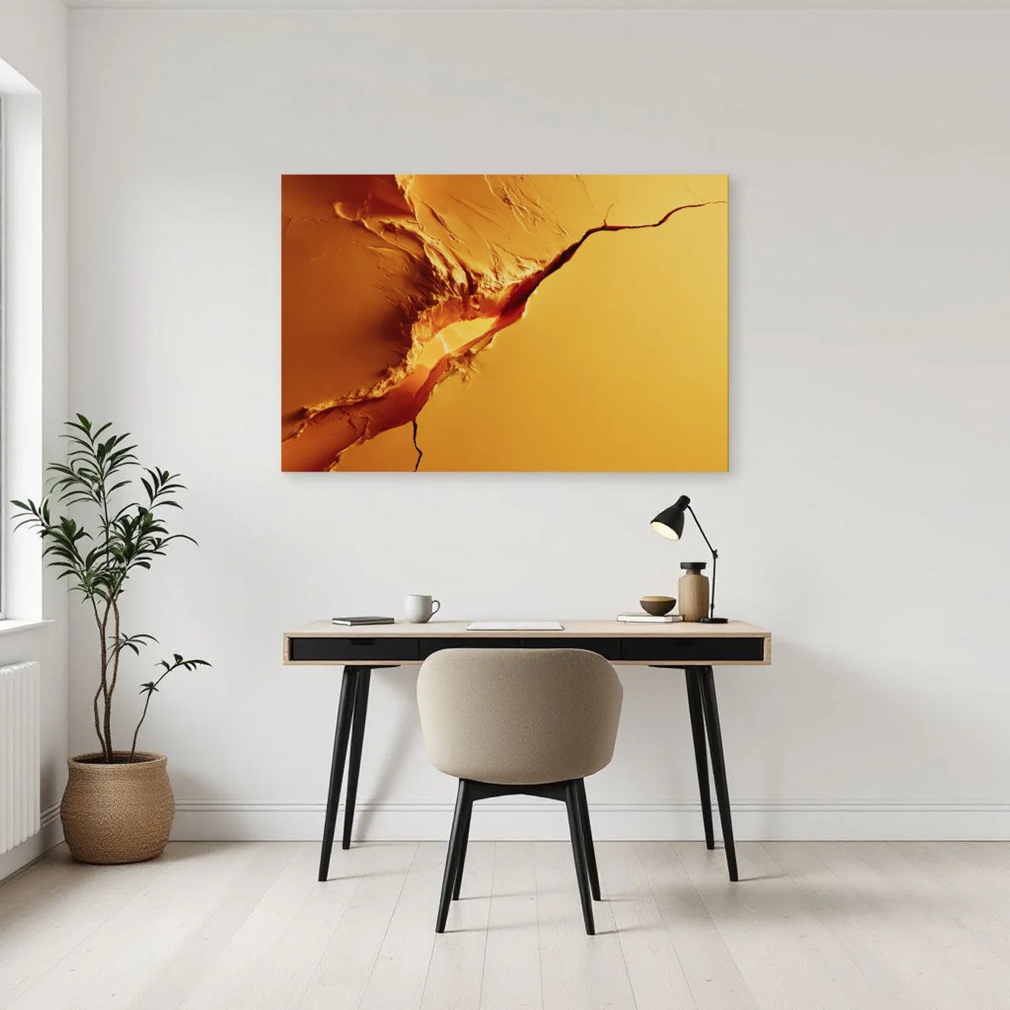 Tableau abstrait jaune fissuré dans un bureau aux accents noirs Art Virtuoso
