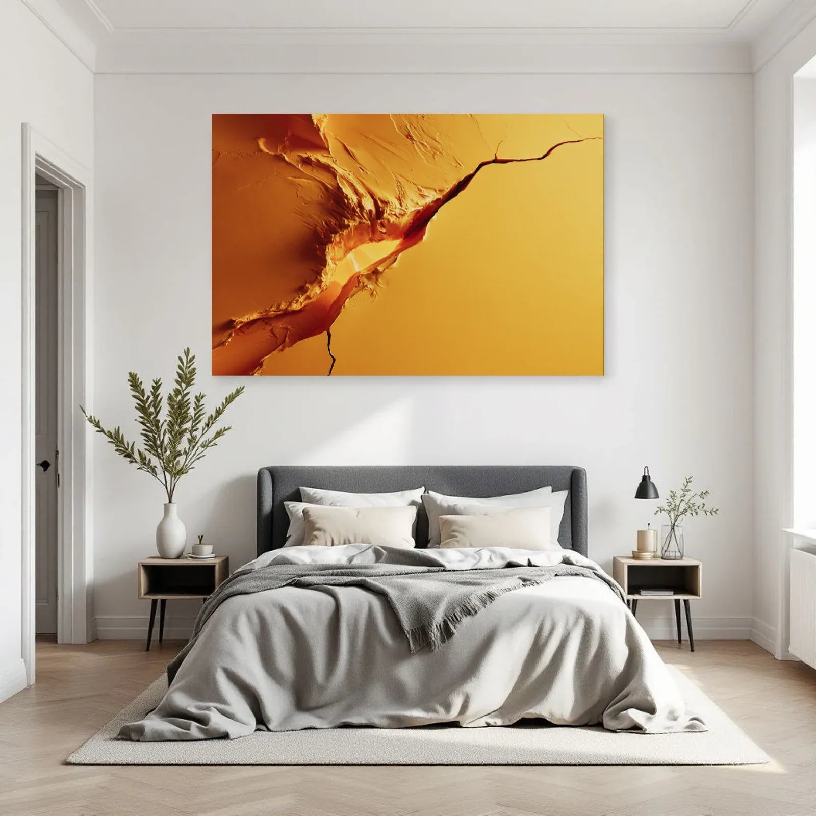 Tableau horizontal jaune fissuré dans une chambre aux textiles écrus Art Virtuoso