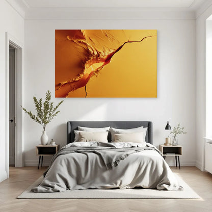 Tableau horizontal jaune fissuré dans une chambre aux textiles écrus Art Virtuoso