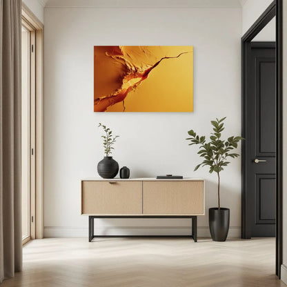 Tableau abstrait jaune fissuré sur le mur clair d'une entrée Art Virtuoso