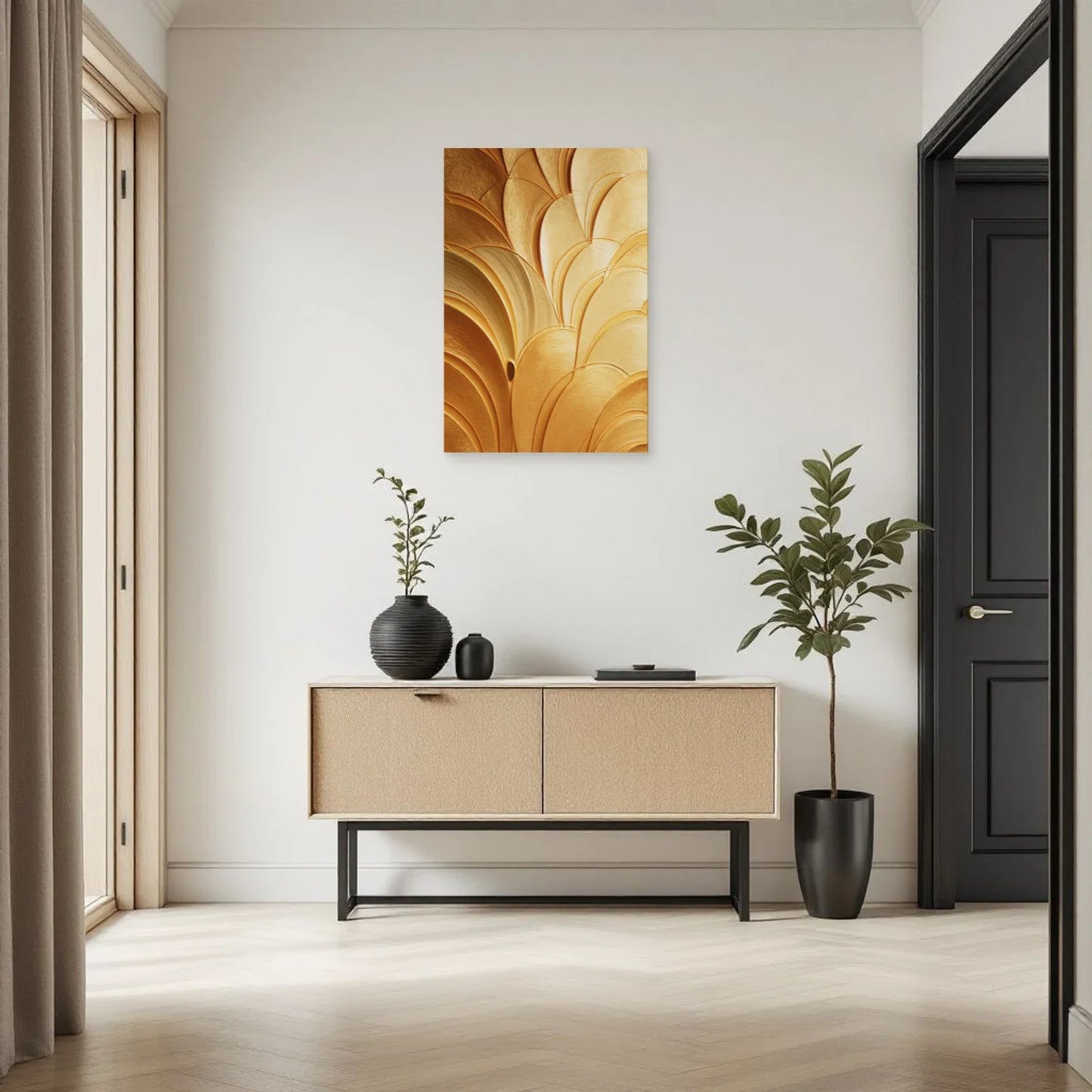 Tableau éventail jaune vertical dans une entrée aux tons ivoire Art Virtuoso