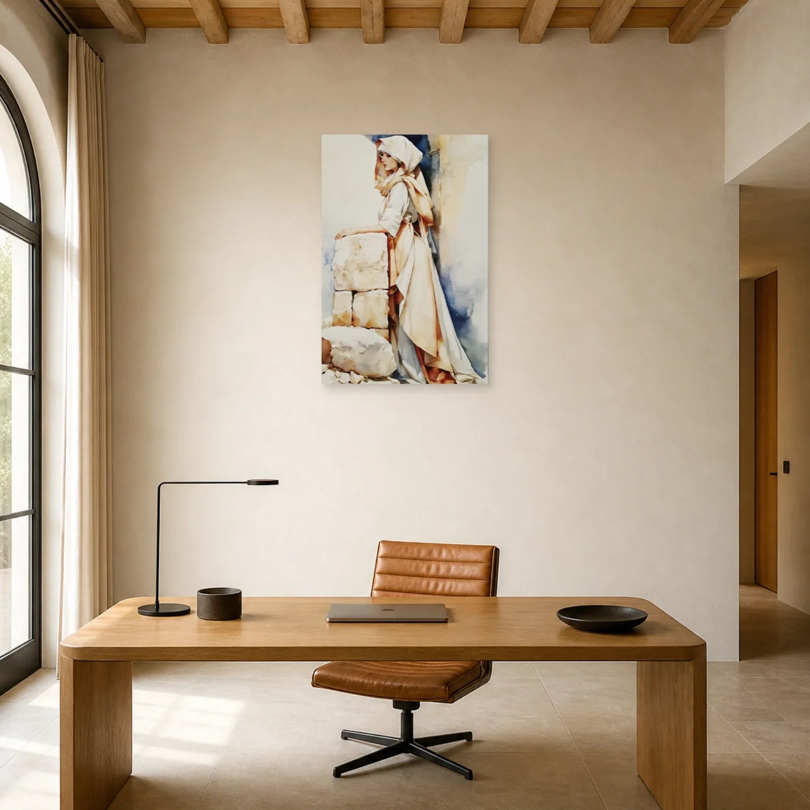 Tableau Femme Voilée Beige – Portrait aux Drapés Ivoire installé dans un bureau