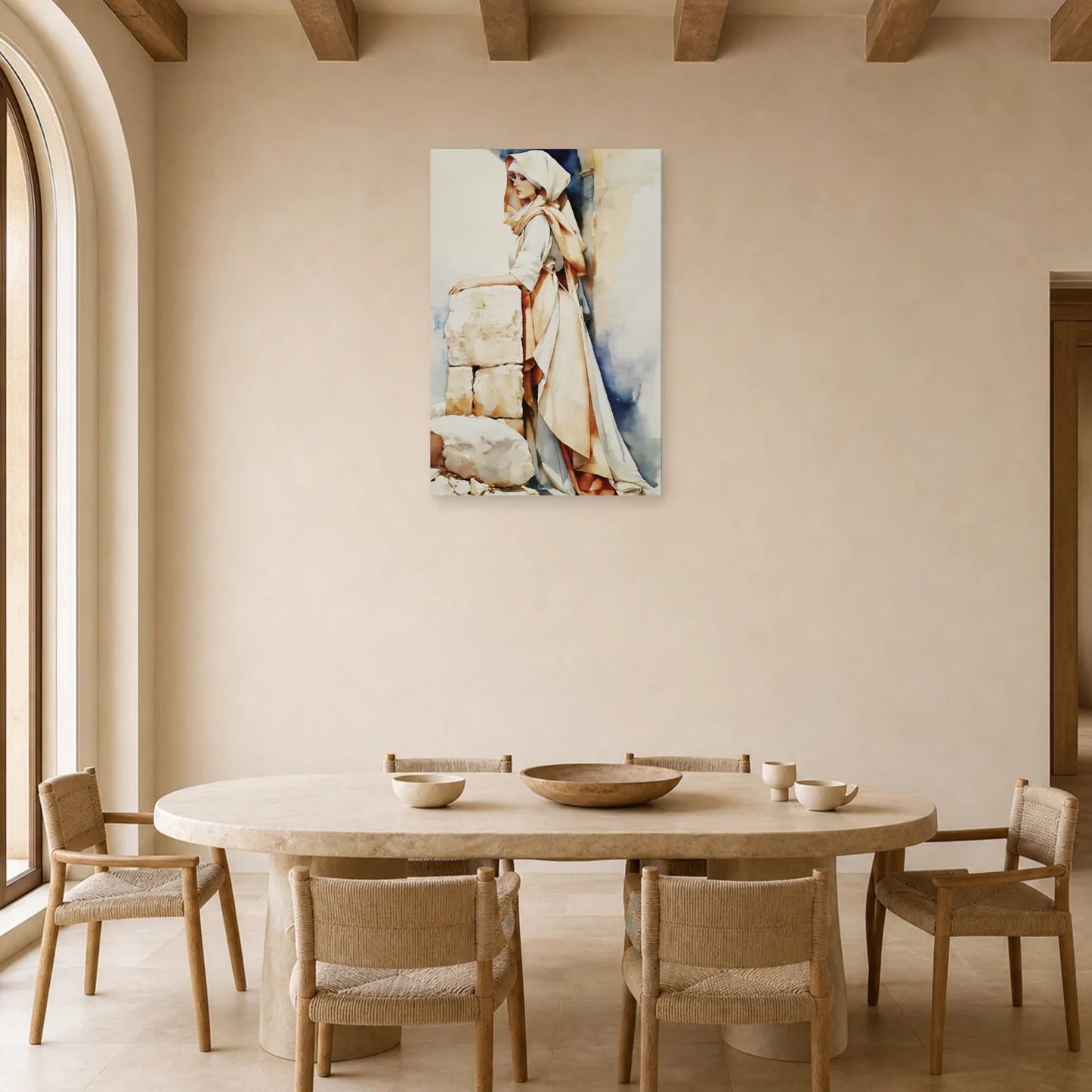 Tableau Femme Voilée Beige – Portrait aux Drapés Ivoire exposé dans une salle à manger
