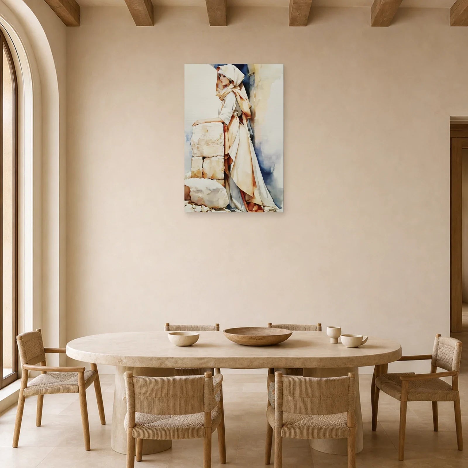 Tableau Femme Voilée Beige – Portrait aux Drapés Ivoire exposé dans une salle à manger
