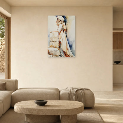 Tableau Femme Voilée Beige – Portrait aux Drapés Ivoire présenté dans un salon