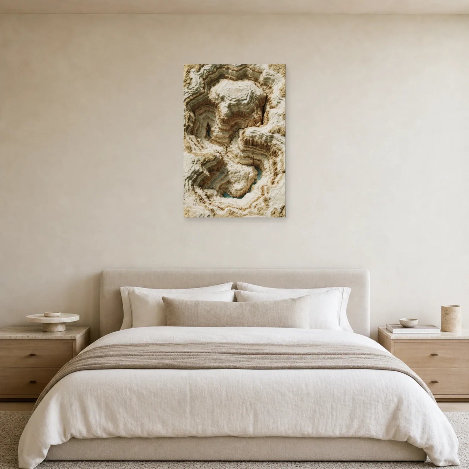Tableau beige effet matière mis en scène dans une chambre