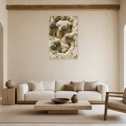 Tableau topographique beige et turquoise présenté dans un salon