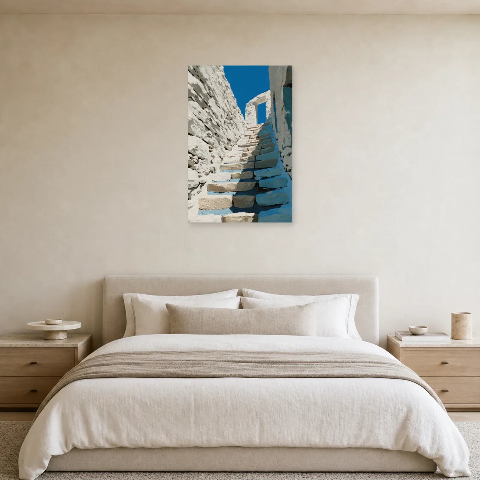 tableau escalier méditerranéen blanc et bleu cobalt mis en scène dans une chambre