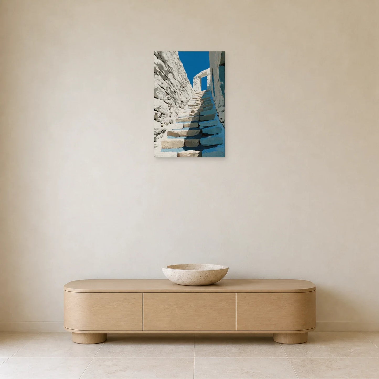 tableau escalier méditerranéen blanc et bleu cobalt accroché dans une entrée