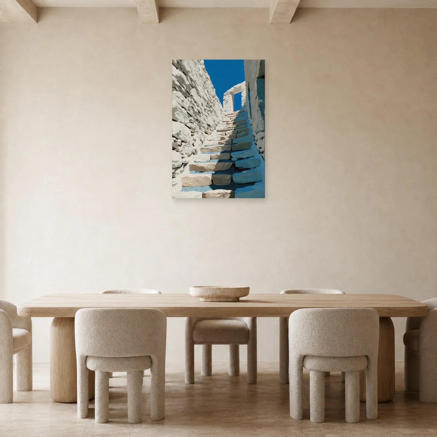 tableau escalier méditerranéen blanc et bleu cobalt exposé dans une salle à manger