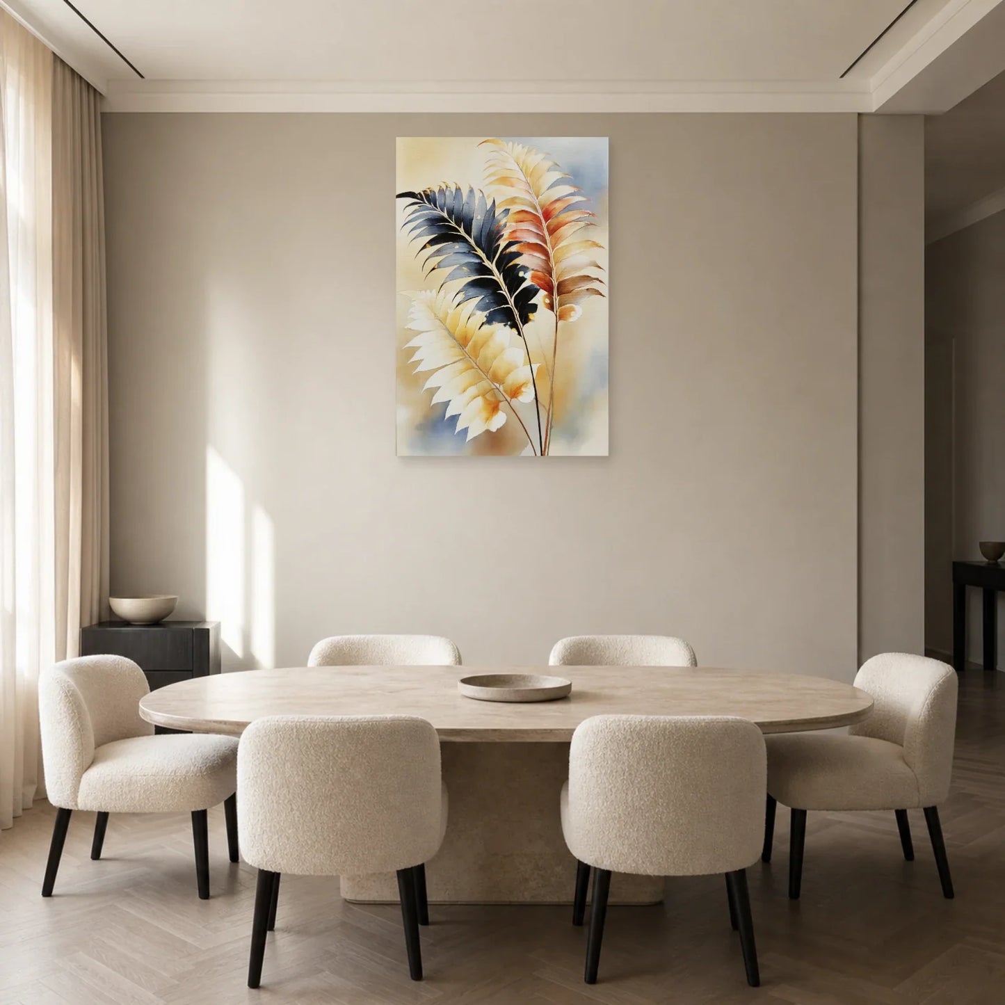 Tableau de Feuillage Tropical Beige et Marron - Frondes Nocturnes présenté dans une salle à manger avec détails noirs