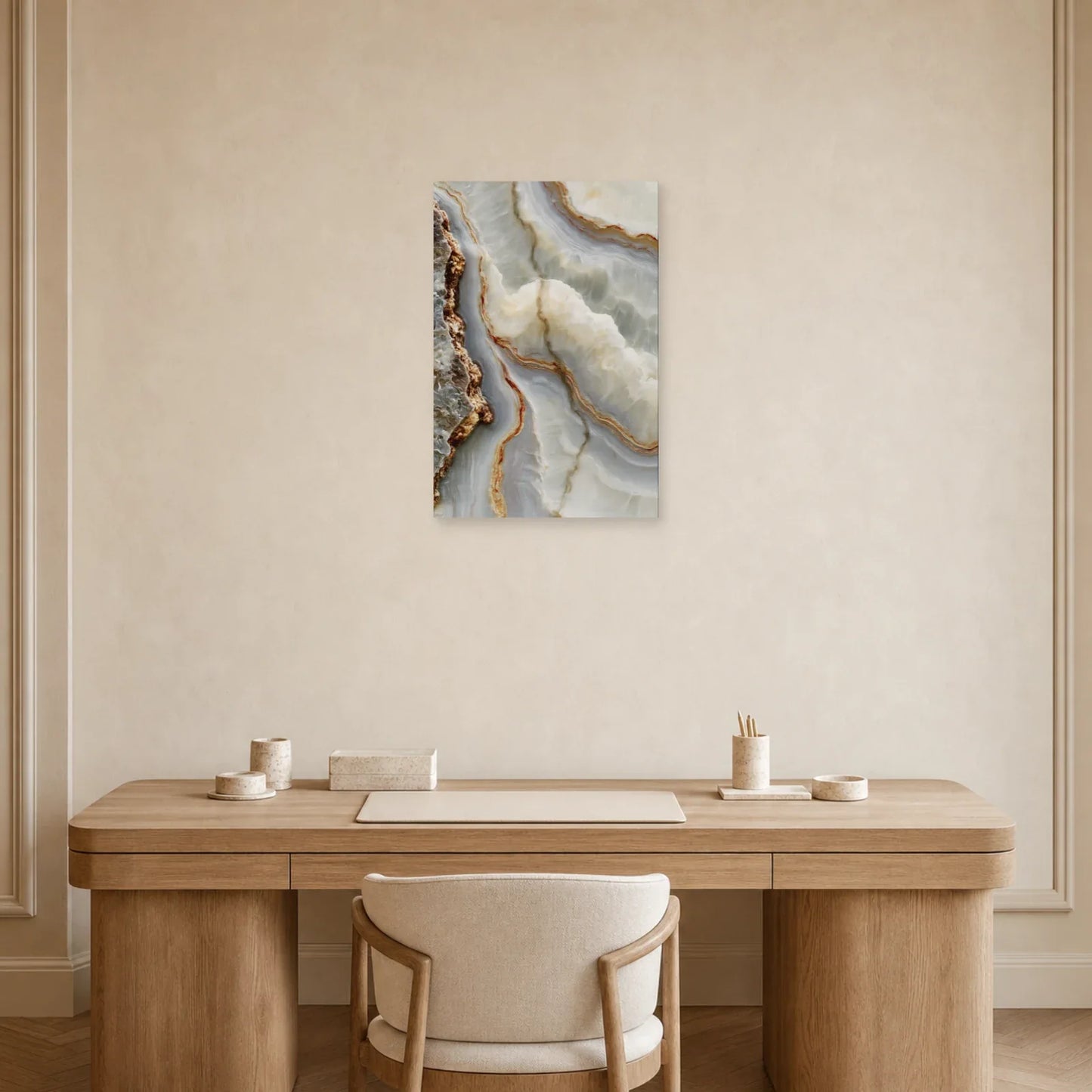 Abstraction minérale beige et grise installée dans un bureau