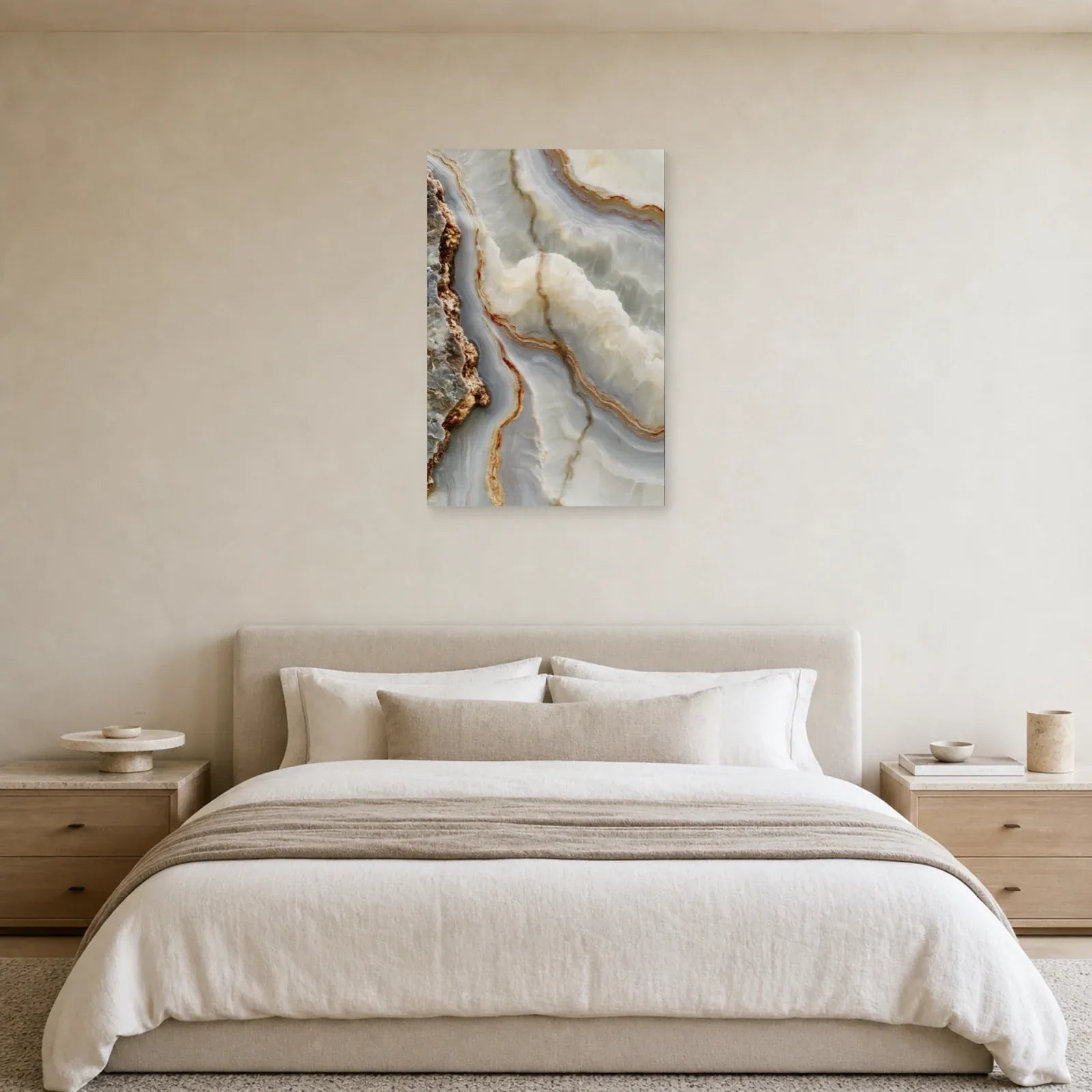 Tableau vertical Albâtre lumineux présenté dans une chambre