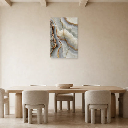 Tableau minéral aux veines ocre exposé dans une salle à manger
