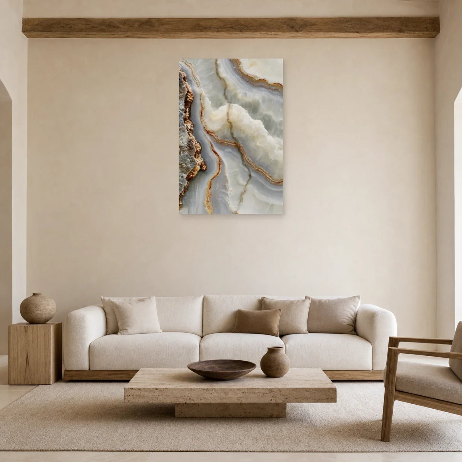 Tableau aux strates laiteuses présenté dans un salon