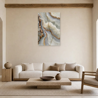 Tableau aux strates laiteuses présenté dans un salon