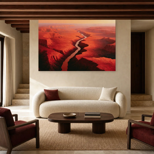 Tableau de canyon rouge et rivière présenté dans un salon