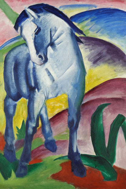 Cheval cobalt devant des collines vertes – toile format M