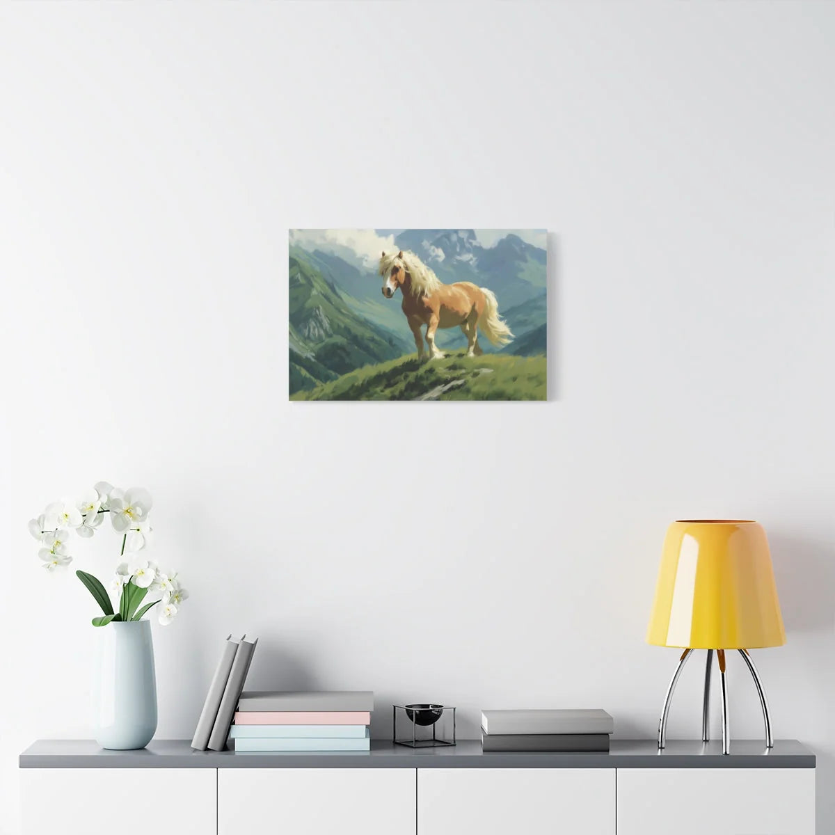Tableau Tyrol au-dessus d'un buffet bois clair