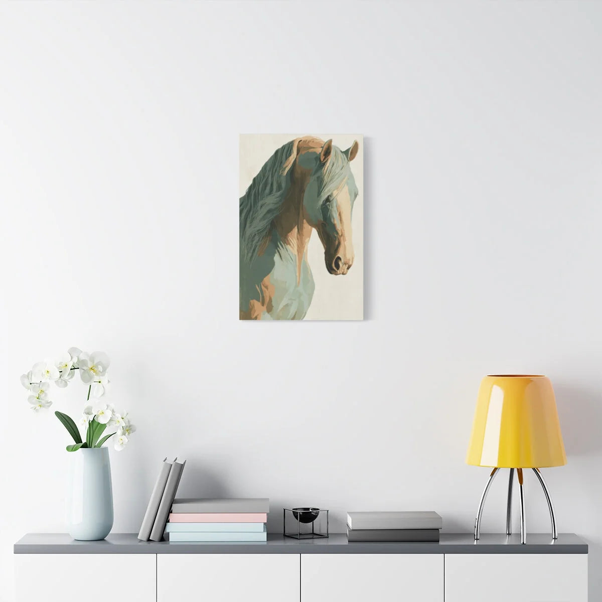 Tableau flat au-dessus d'un buffet en chêne blanchi