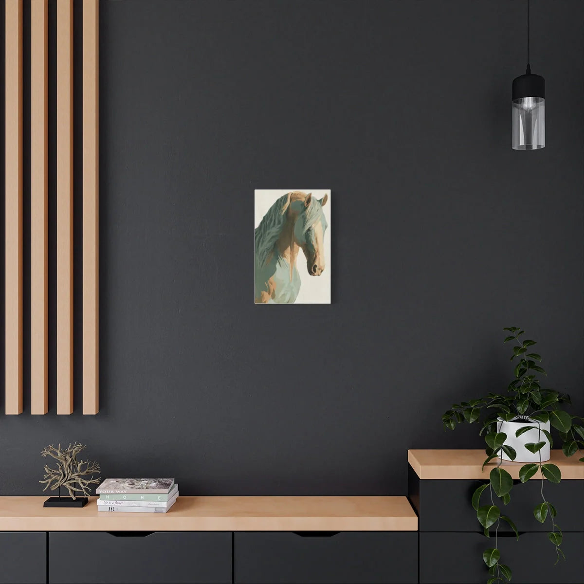 Cheval scandinave accroché dans une chambre minimaliste