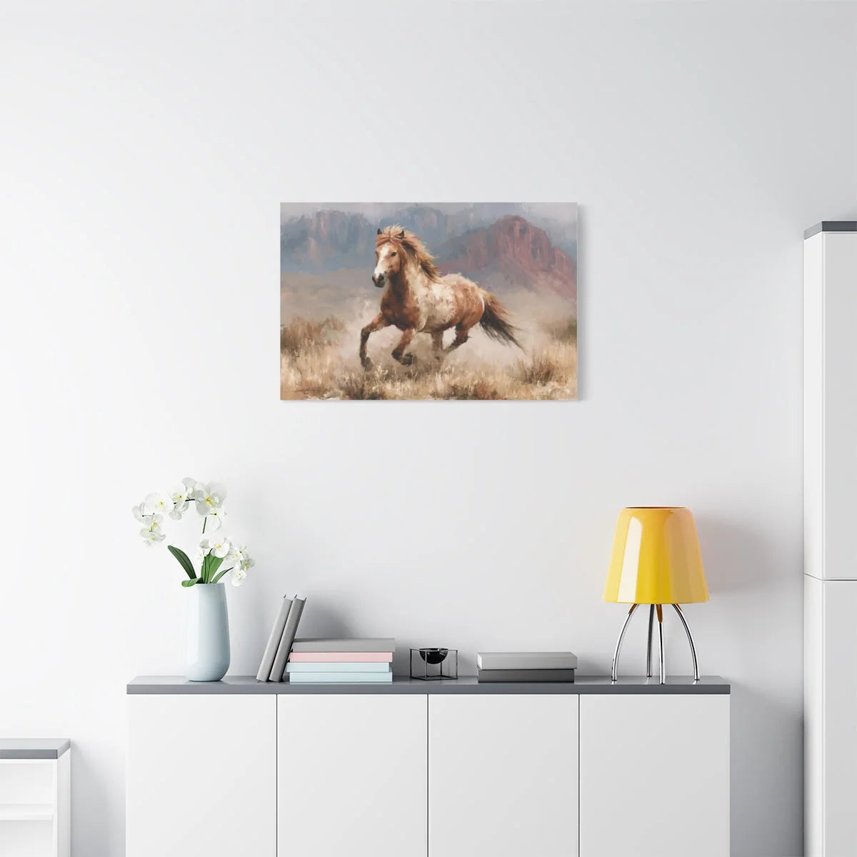 Tableau western au-dessus d'un canapé en cuir cognac