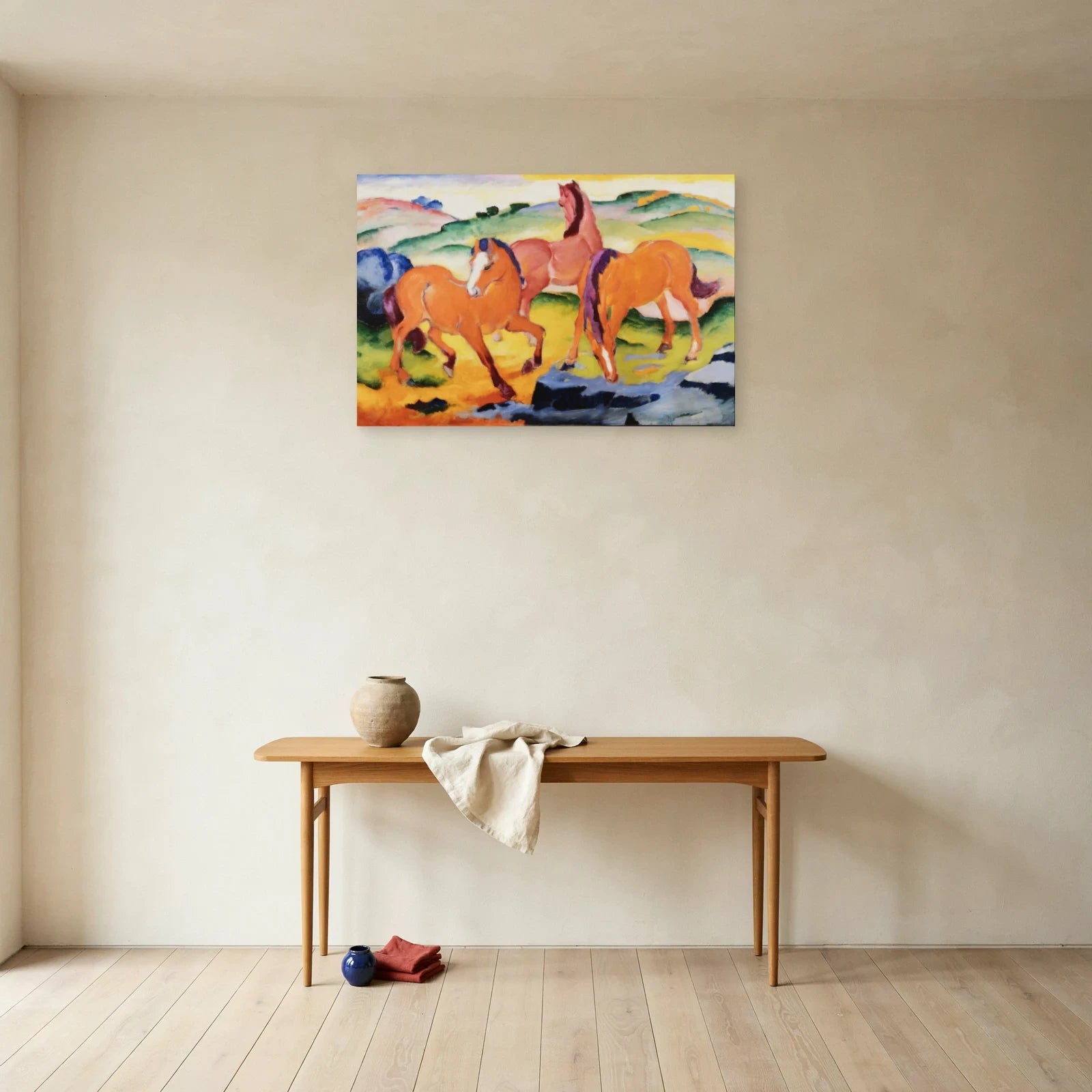 Tableau Chevaux rouges – Franz Marc dans une entrée ou un couloir - Art Virtuoso