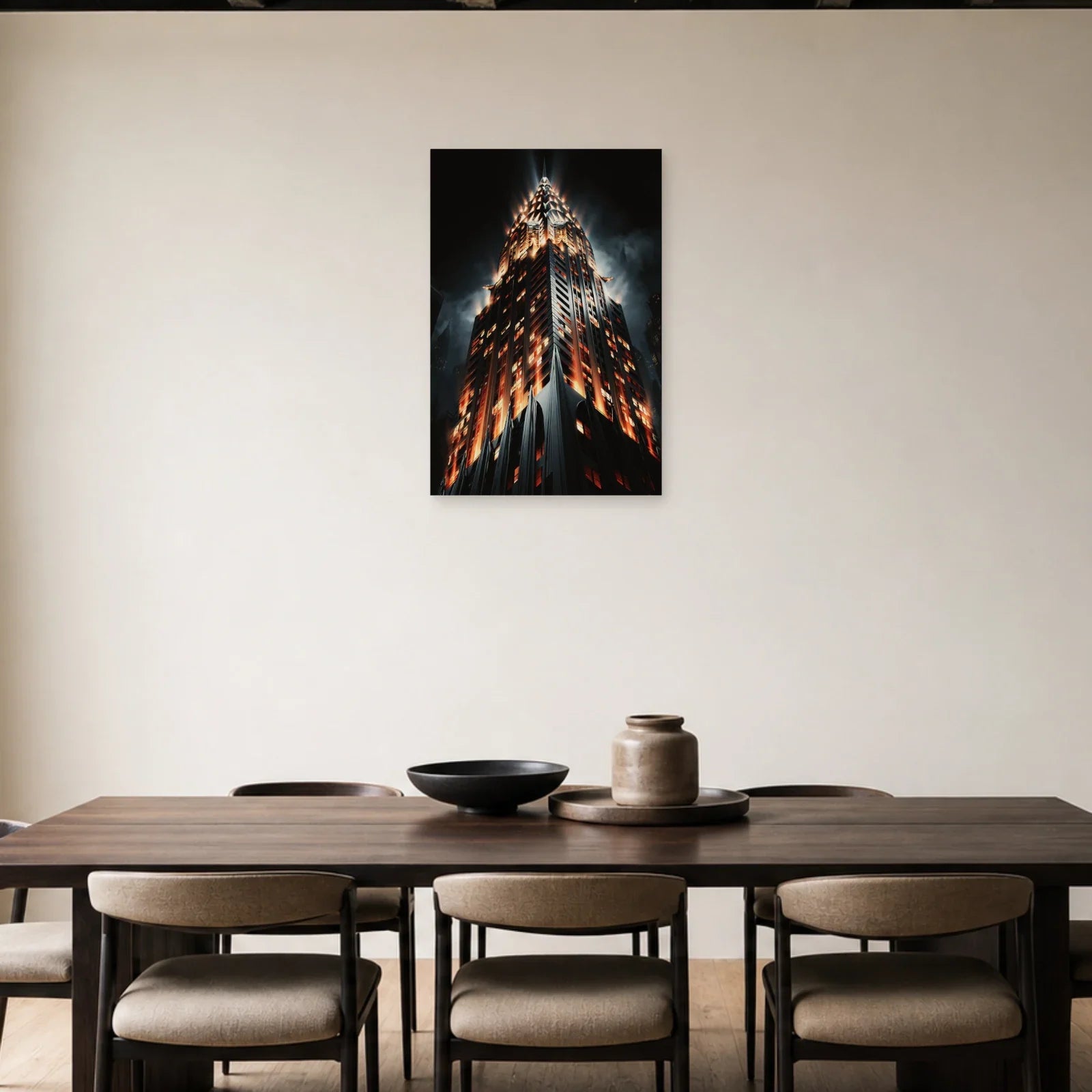 Chrysler Building illuminé au mur d’une salle à manger