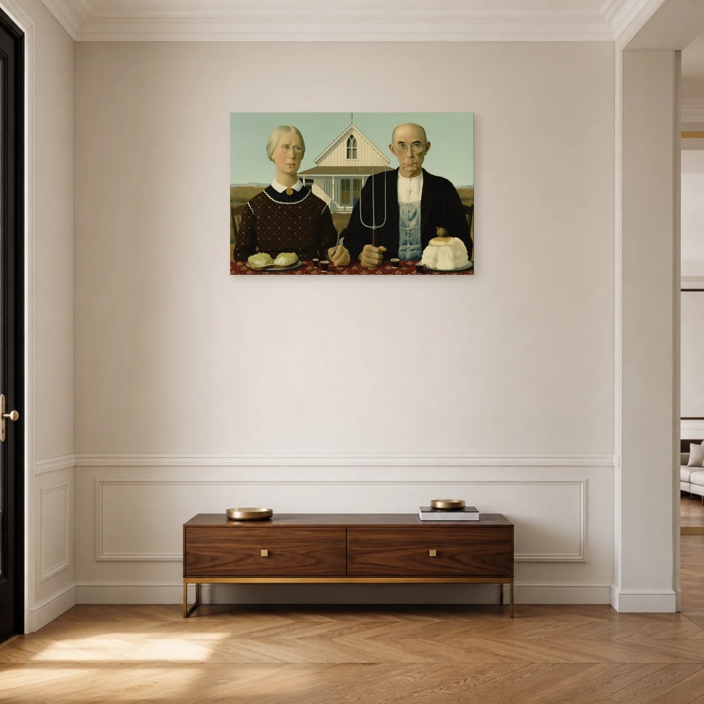 Tableau American Gothic revisité présenté dans une entrée en bois
