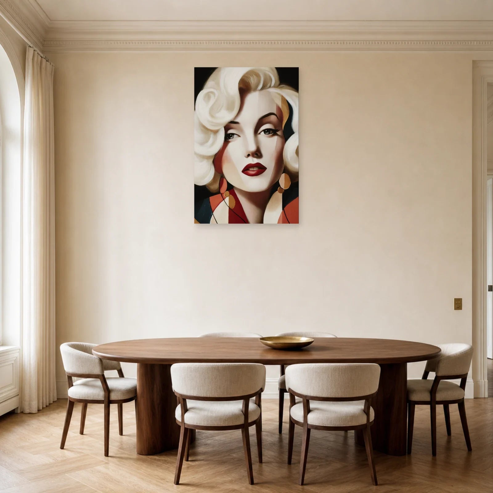 Tableau femme rétro aux bijoux graphiques dans une salle à manger