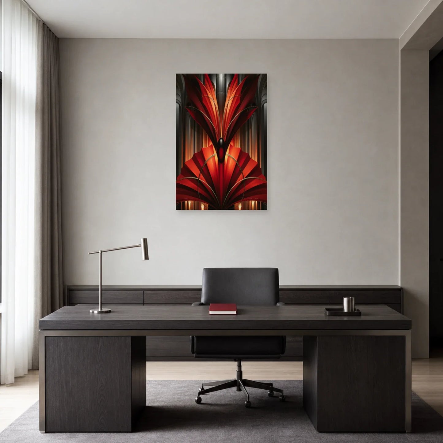 éventail monumental rouge Art Déco aux arcs couleur bronze, présenté dans un bureau aux lignes sobres