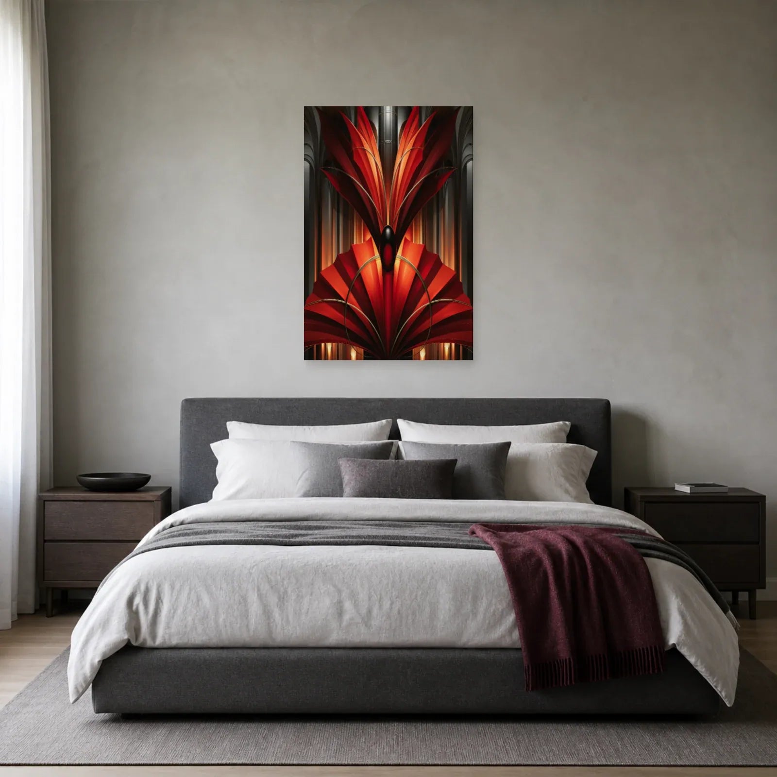 éventail monumental rouge Art Déco aux arcs couleur bronze, présenté dans une chambre aux textiles unis