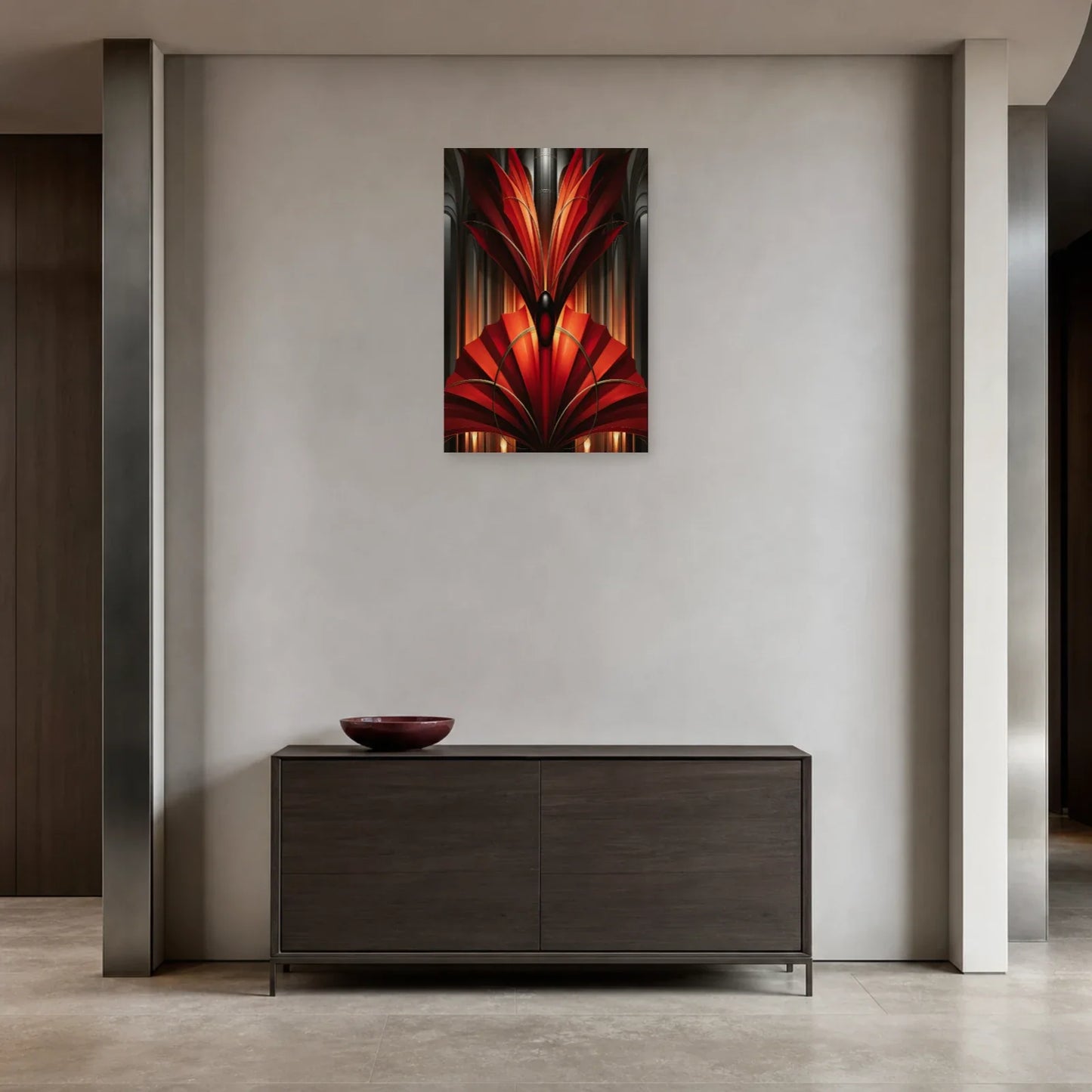 éventail monumental rouge Art Déco aux arcs couleur bronze, présenté dans une entrée épurée