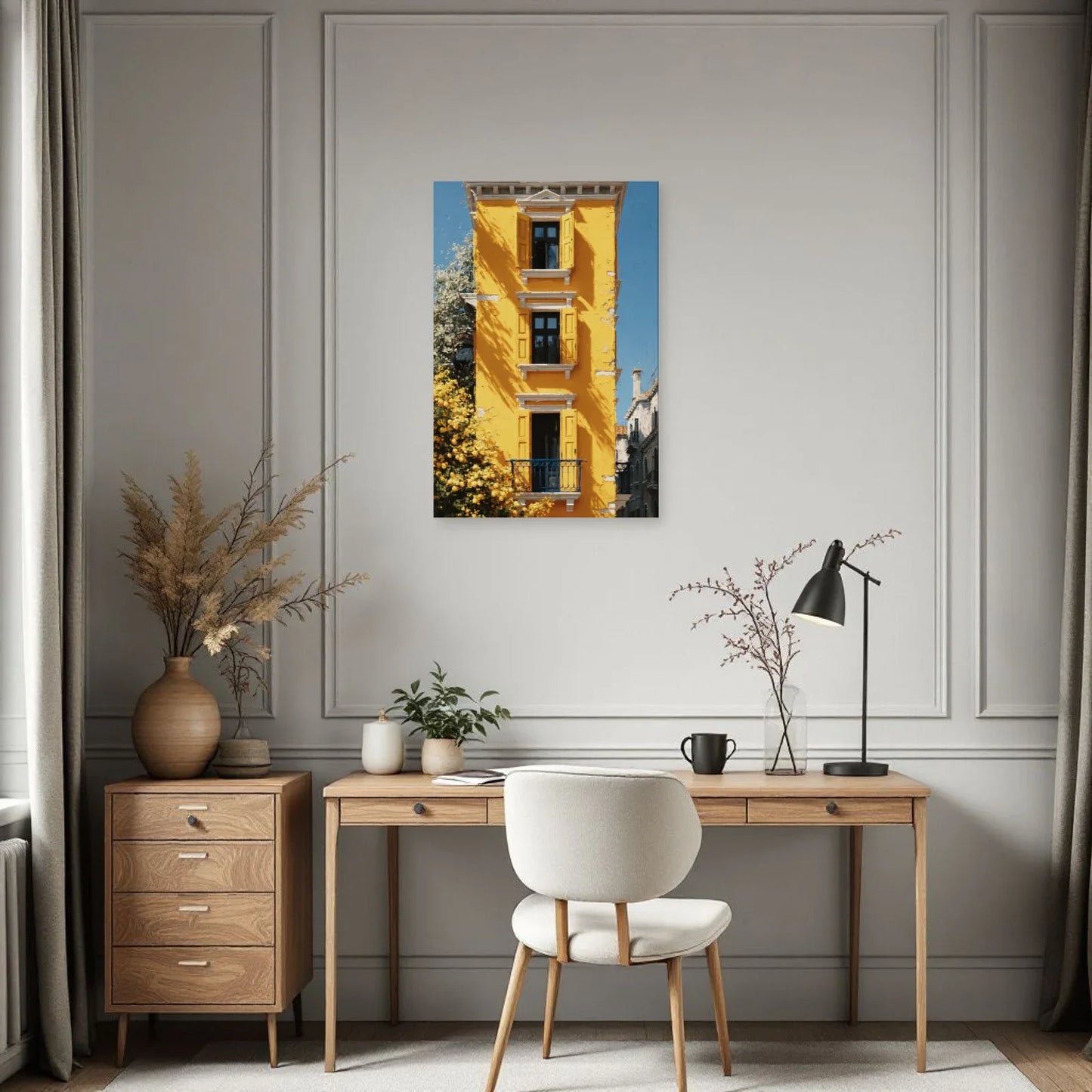 Tableau de maison jaune dans un bureau chaleureux par Art Virtuoso
