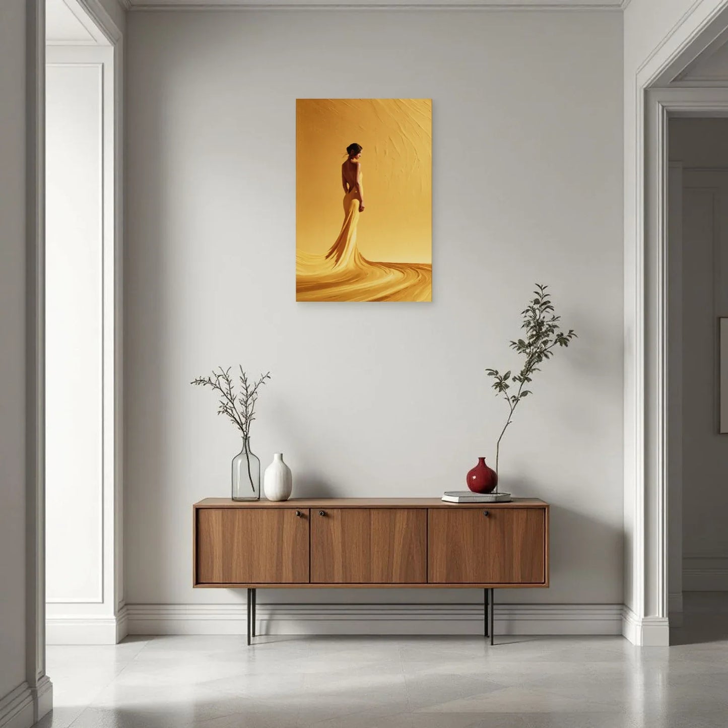 Tableau femme robe jaune sur un mur étroit d’entrée par Art Virtuoso