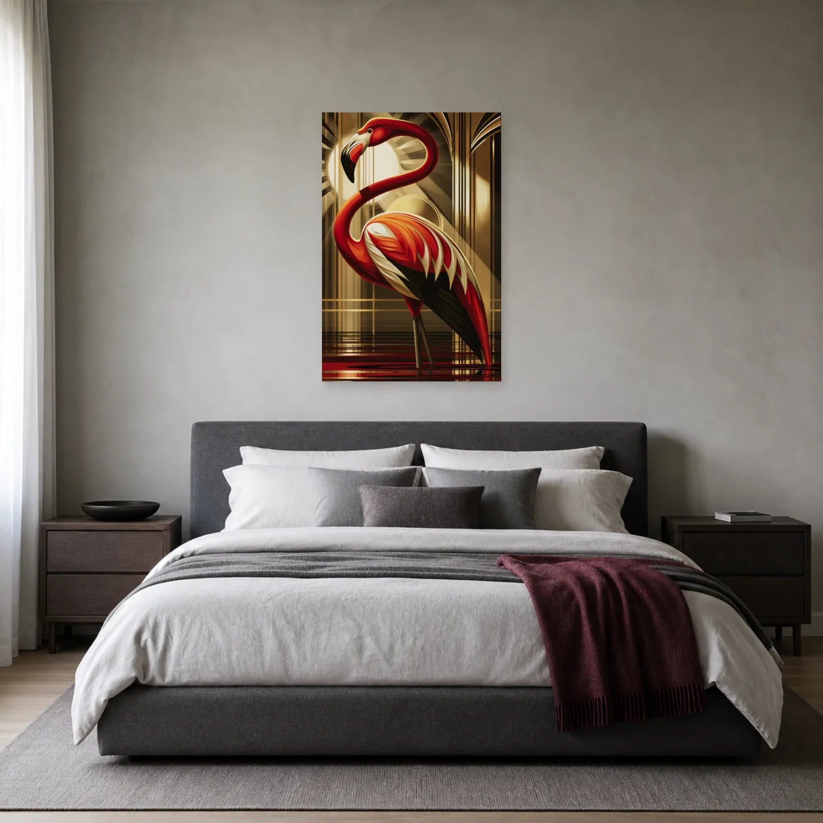 Tableau flamant rouge sur fond couleur or présenté dans une chambre