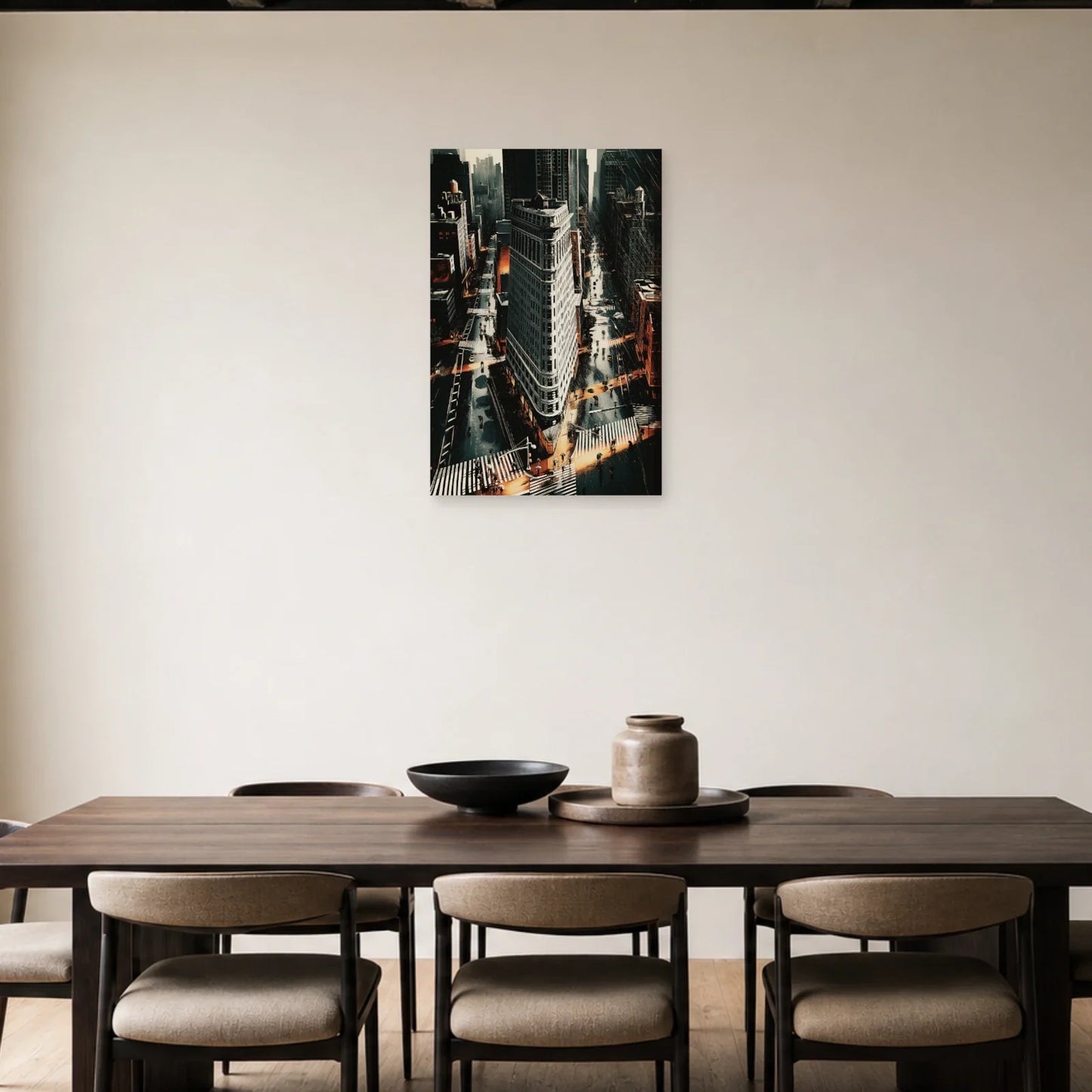 Architecture de Manhattan sous la pluie présentée dans une salle à manger