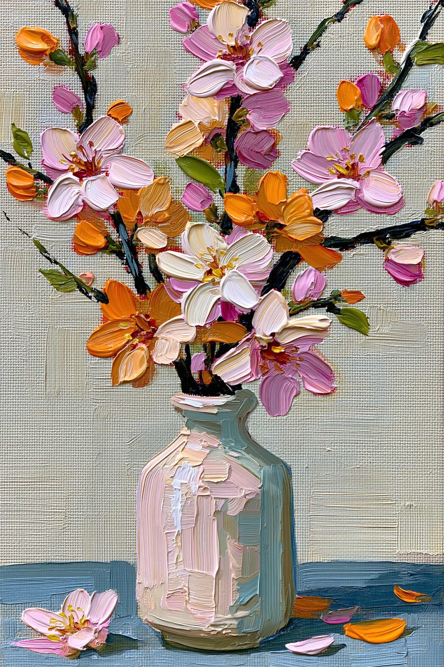 Tableau vase clair avec branches fleuries roses et orange - grand format XXL