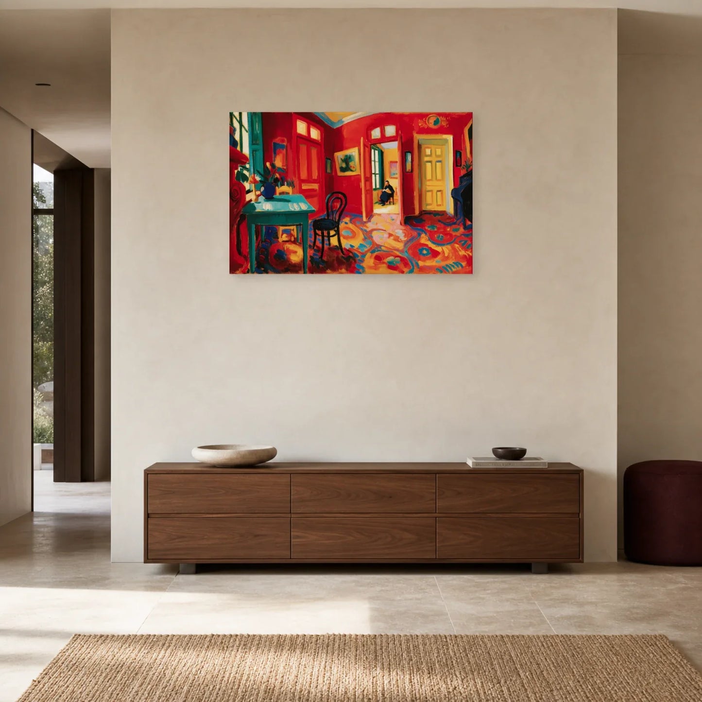 intérieur fauviste rouge avec table turquoise, bouquet et portes jaunes, présenté dans une entrée épurée