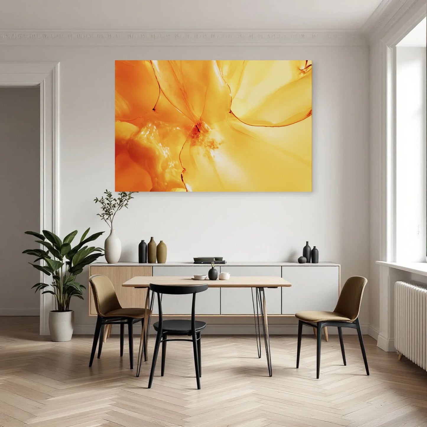 Tableau abstrait jaune citron dans une cuisine blanche et bois clair Art Virtuoso