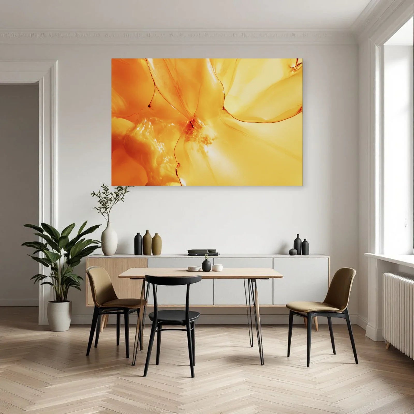 Tableau abstrait jaune citron dans une cuisine blanche et bois clair Art Virtuoso