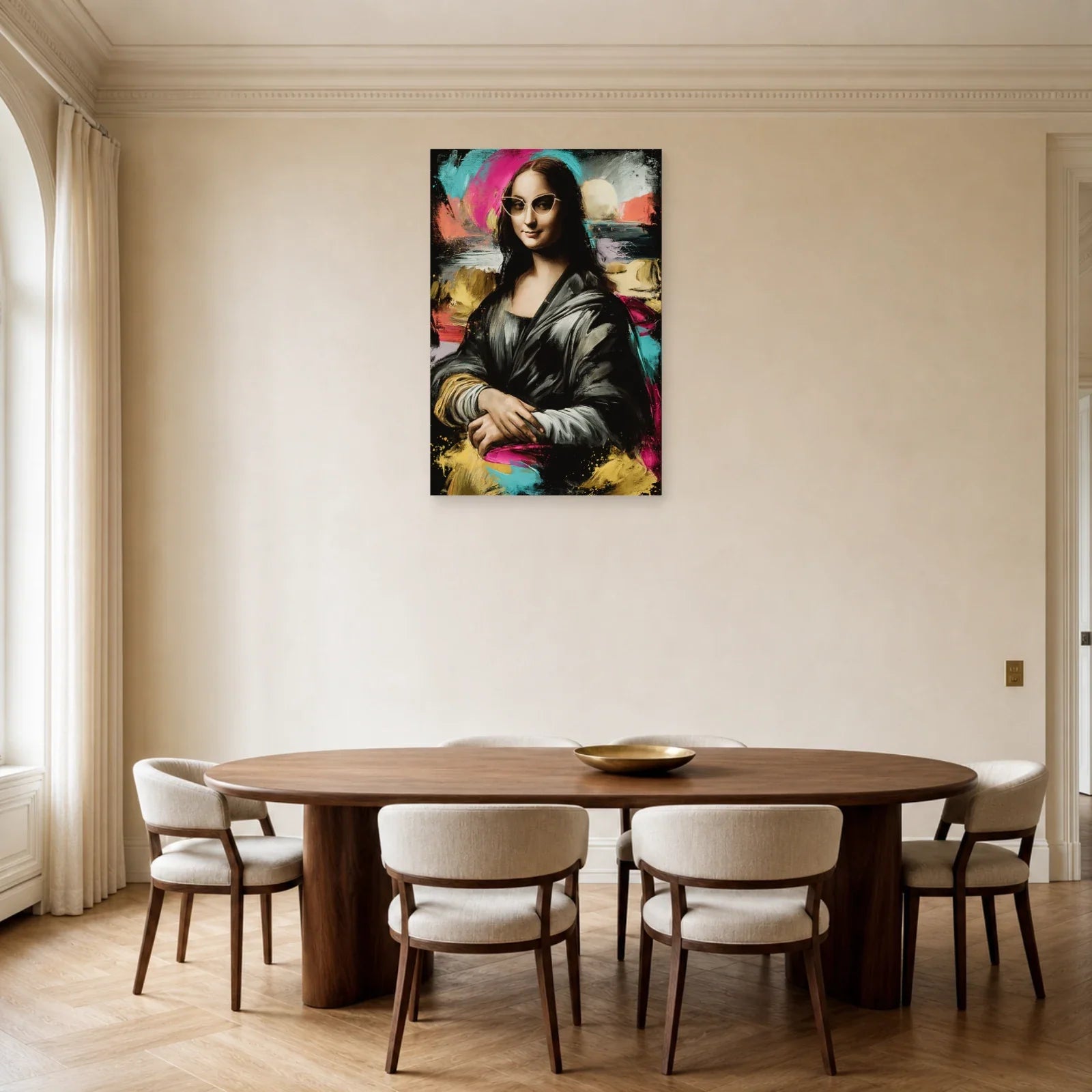 Joconde pop en robe noire dans une salle à manger contemporaine