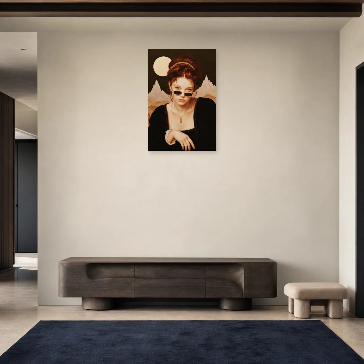 Tableau femme aux verres ovales accroché dans une entrée